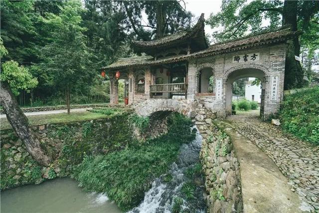 依山而筑,临水而居,古桥之多,苍老而纵横:单跨石梁的派岩桥建于1455年