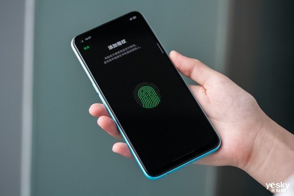 这一解锁方式相较于背部指纹解锁更加顺手,解锁更方便;同时让手机背盖