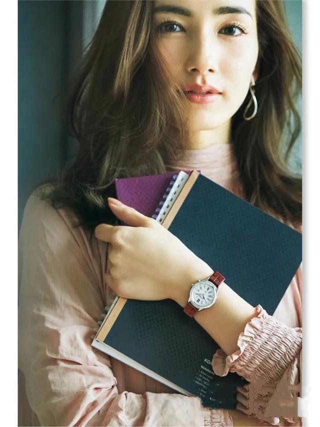 女人戴手表提升气质!戴左手还是右手?参考女明星和女王就明白了