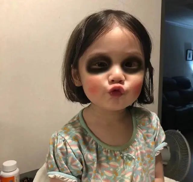 表情包:小女孩黑眼圈表情包_腾讯新闻