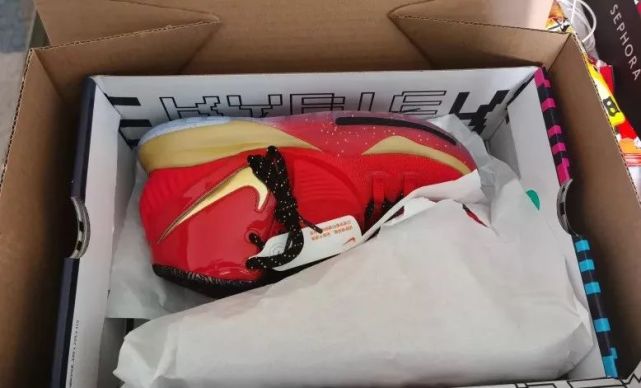 开箱的鞋盒看看欧文6全明星开箱测评耐克,阿迪,nb,等更优惠实拍:   dd