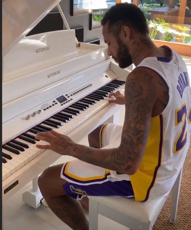 多才多艺内马尔身穿科比球衣弹钢琴在家独自唱卡拉ok太嗨