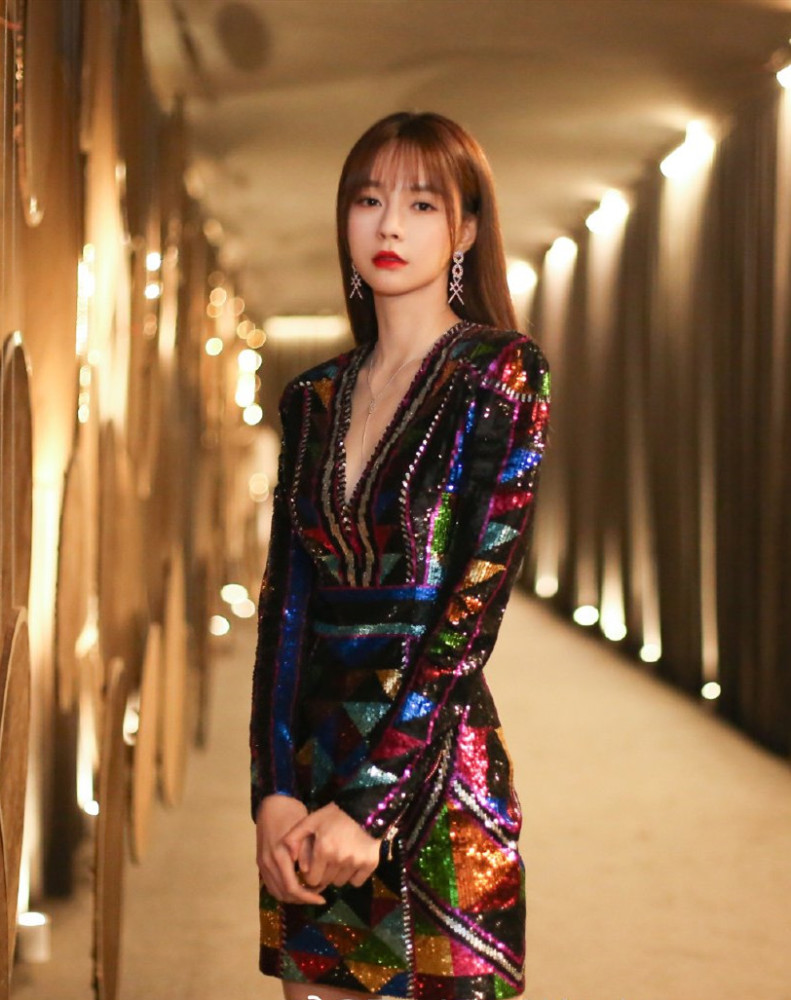 沈梦辰在歌手总决赛的造型太抢眼颜值在线衣品也越来越好