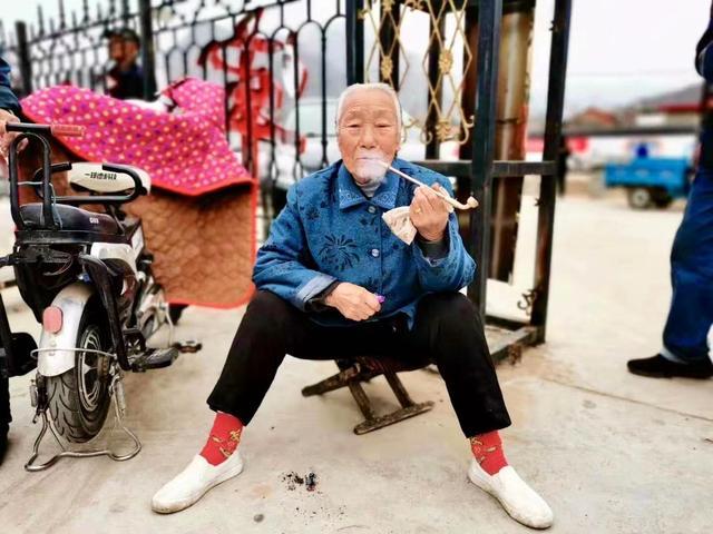 以前农村里总有几个有威望的老人 为什么现在基本没有了 腾讯新闻