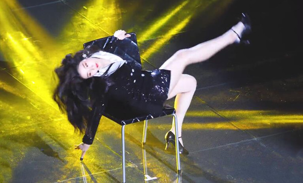 但是对于韩国的女团明星来说,这样凳子舞就犹如入门舞蹈一样,没有太大