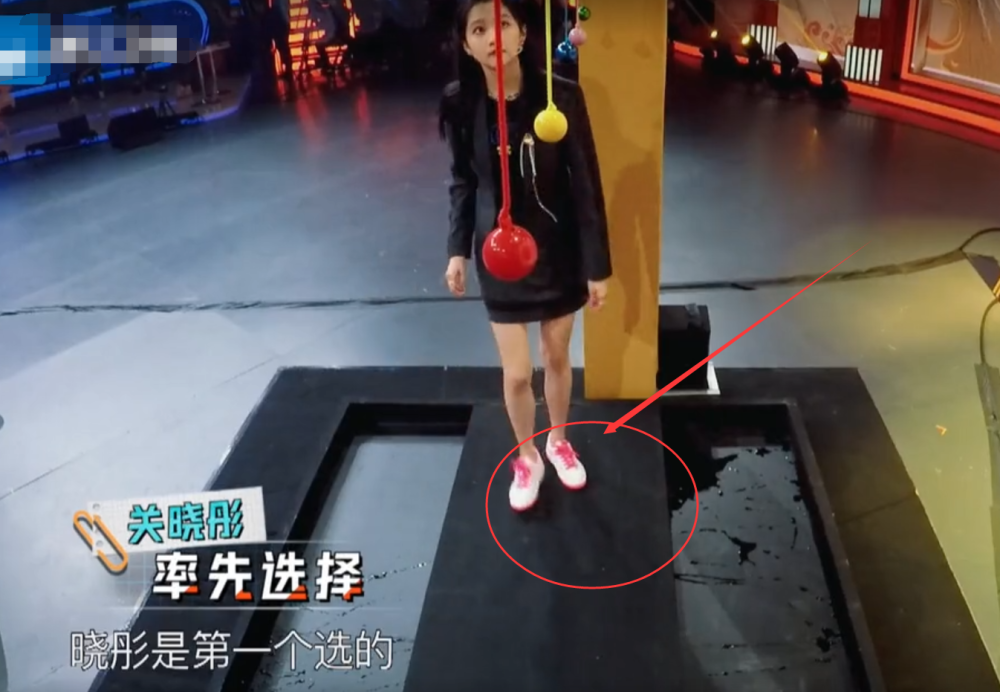 关晓彤录节目脱鞋,没引起观众注意,谁知脚部动作成功引热议