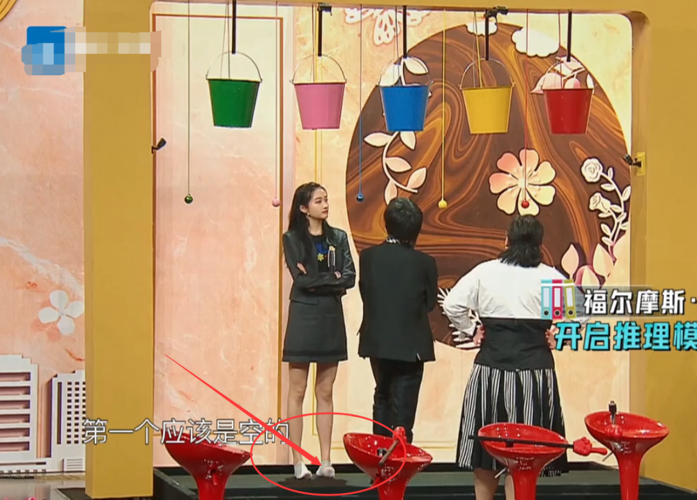 关晓彤录节目脱鞋,没引起观众注意,谁知脚部动作成功引热议