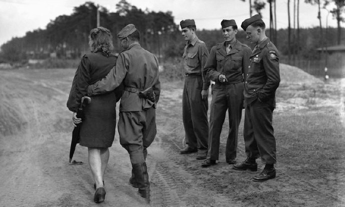 被关进狮子笼中的德国鬼子趴在机枪旁抽烟的女兵5张历史老照片