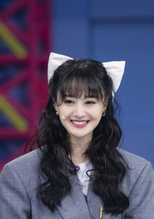 郑爽又出新造型波浪卷发大蝴蝶结完美上演甜美女神范