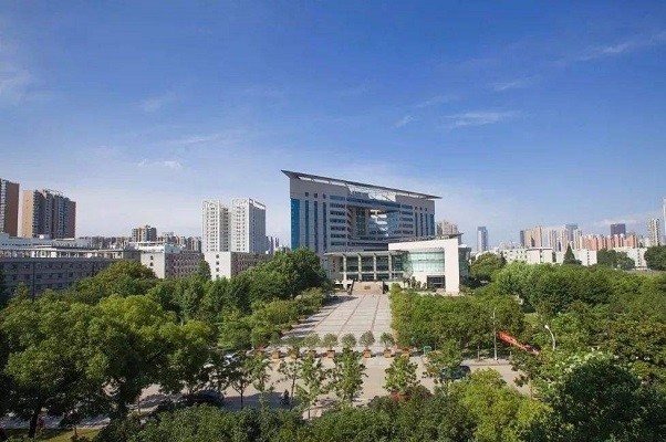 大学本就是教书育人的地方,有网友却发现,湖北大学文学院的一名梁姓