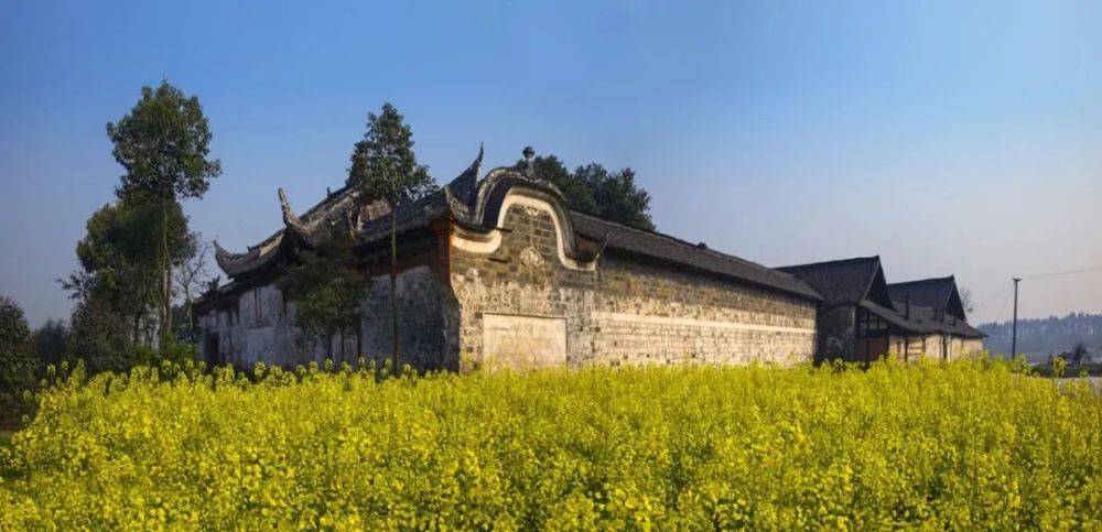 宋氏祠堂位于乐山市市中区水口镇龙窝村,是四川省内保存较为完整,具有