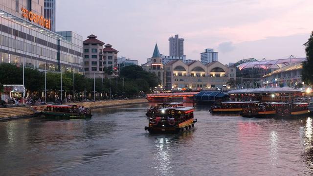 新加坡河是新加坡的母親河,西起金聲橋,向南流入濱海灣蓄水池,從英屬