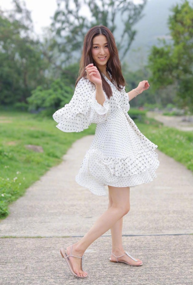 波点连衣裙想要有小清新感的话,就学钟嘉欣穿白色的连衣裙,上面有黑色