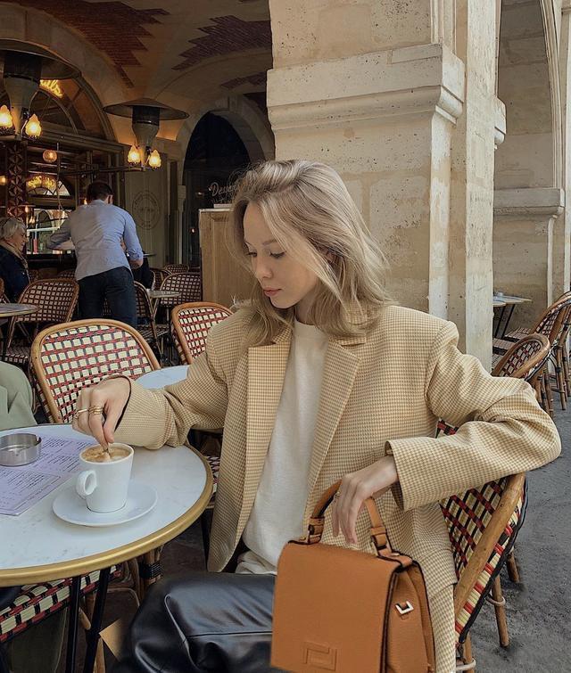 俄罗斯时尚博主nastia的慵懒舒适风穿搭,气质出众,时尚感满分