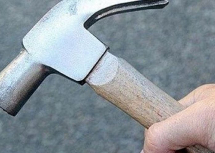 男子自称雷神索尔拿锤子砸向母亲的头称魔鬼占据了母亲的身体