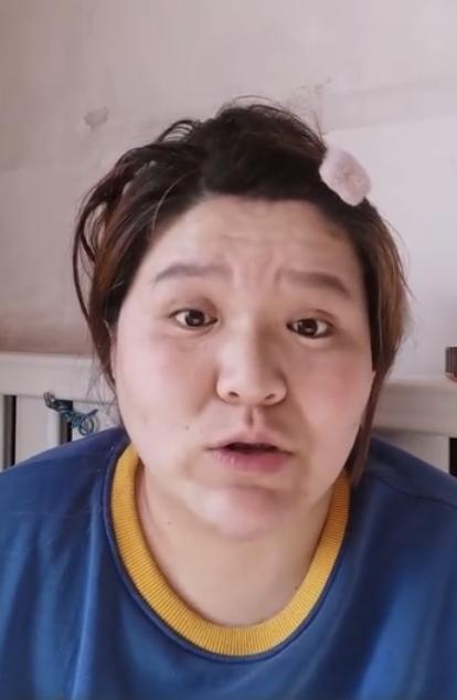 虽然她在直播的时候经常被封号,但是郭老师化完妆之