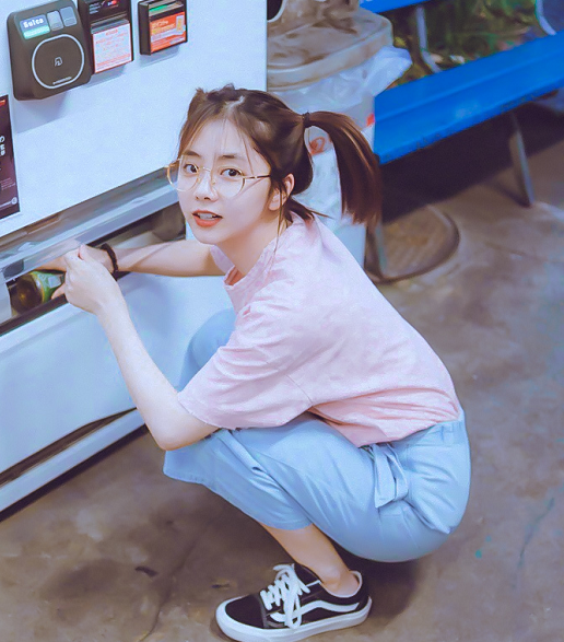 迪丽热巴戴眼镜,娜比戴眼镜,关晓彤戴眼镜,看到谭松韵:初中生?