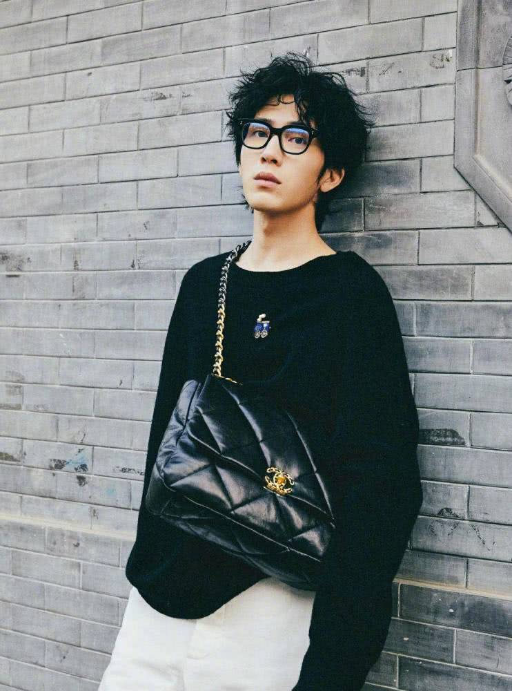 明星穿搭-被井柏然种草的chanel19包包