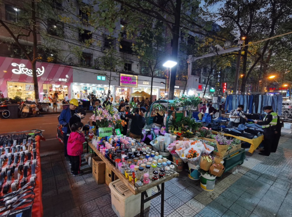 下午6点,天色还亮,继光街却已开启了夜市模