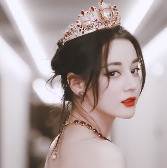 女星盘起头发迪丽热巴配合皇冠头饰娜扎有摇滚范刘诗诗温婉大气