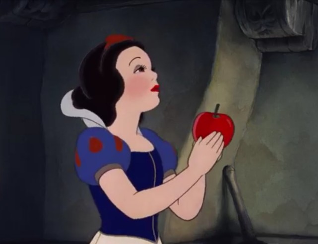 迪士尼公主白雪才14岁,却和王子早恋,为何家长不举报?