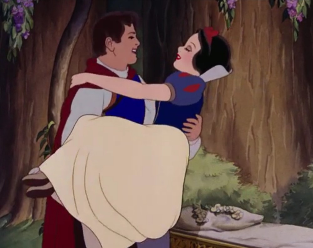 迪士尼公主白雪才14岁,却和王子早恋,为何家长不举报?
