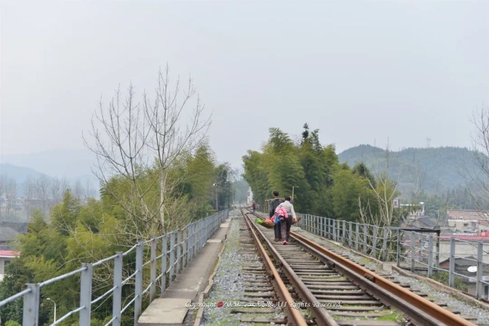 坪梅铁路 一条见证了梅田繁荣与萧条的铁路 承载了多少人孩提时的记忆 腾讯新闻