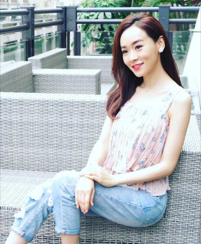 杨思琦剪掉十年长发变波波头配一条白色连衣裙看着不像41岁