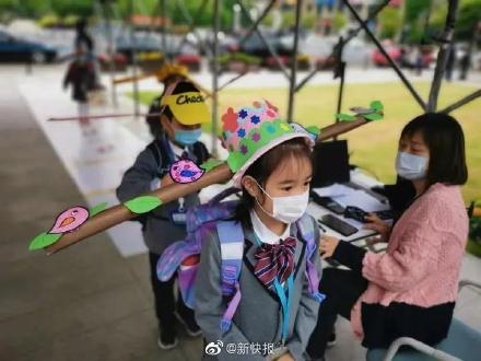 杭州小学生戴“一米帽”上课，校长表示：头戴一米帽、保持一米距