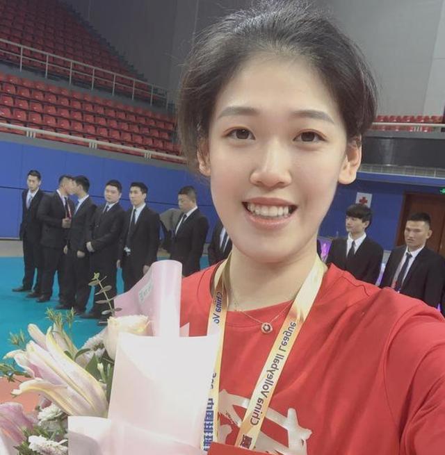 值得一提的是,球迷还发现李盈莹现在是越来越美了,如今的样子与她刚