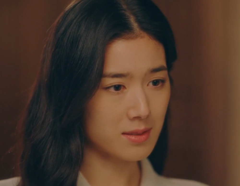 永远的君主女演员如何穿搭裙摆和耳环有亮点