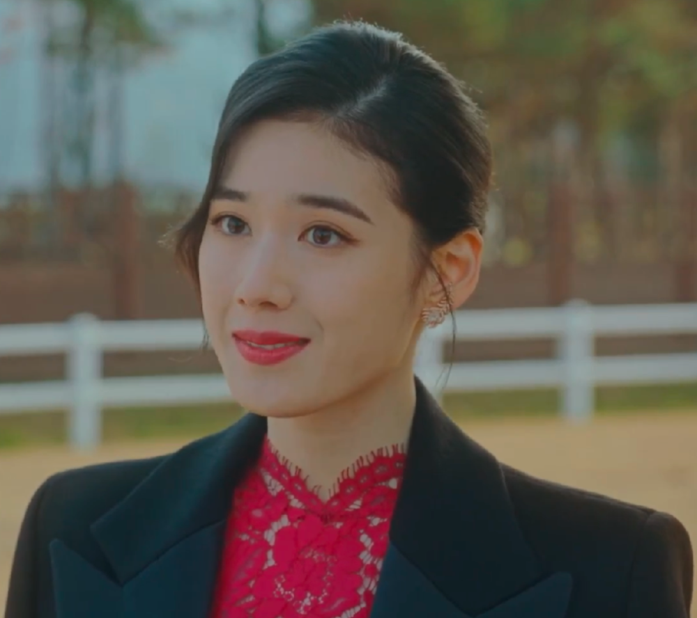 永远的君主女演员如何穿搭裙摆和耳环有亮点