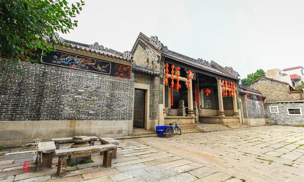 不过,在今天黄埔村的牌坊上,依然能看到有"凰洲"这样的字眼,记载着