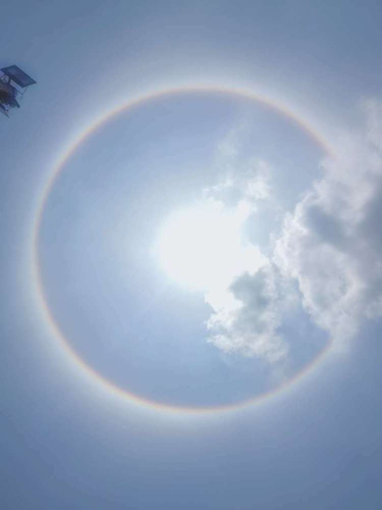 韶关始兴天空出现难得一见的【日晕】天象,太阳被一个巨大的彩色光圈
