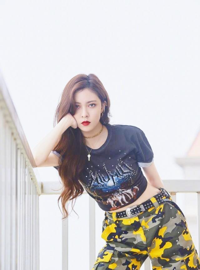 宋妍霏真是行走的衣架子泡泡袖上衣配短裤清新减龄甜美俏皮