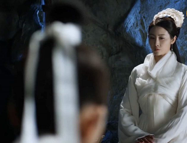 三生三世瑶光上神关司音去水牢的时候为什么要摸她的脸导演是鬼才