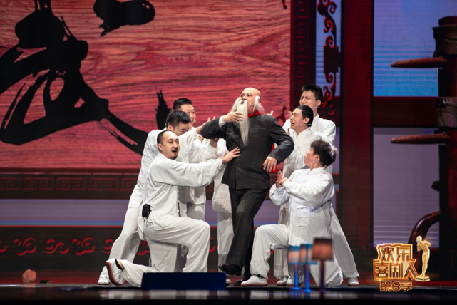 他将单口喜剧与现场表演相结合,呈现出喜感满满的效果,并在节目中回顾