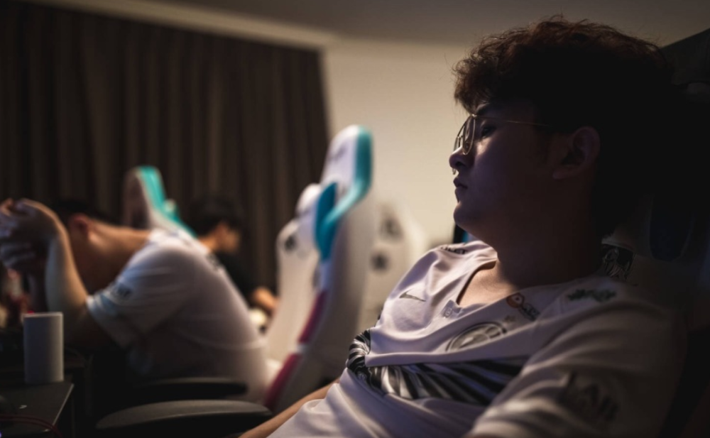 JKL落后60刀Puff却不是对手；TheShy战绩1-0输了也要浪，笑得很开心