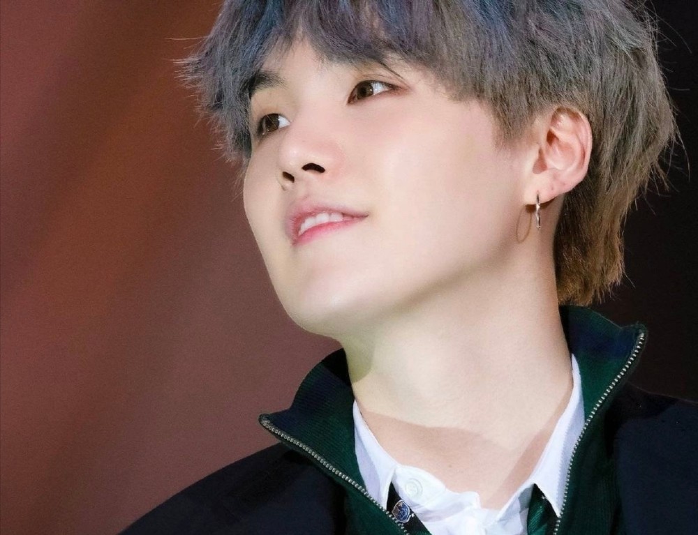 iu与防弹少年团闵玧其合作,神仙啊!_腾讯新闻