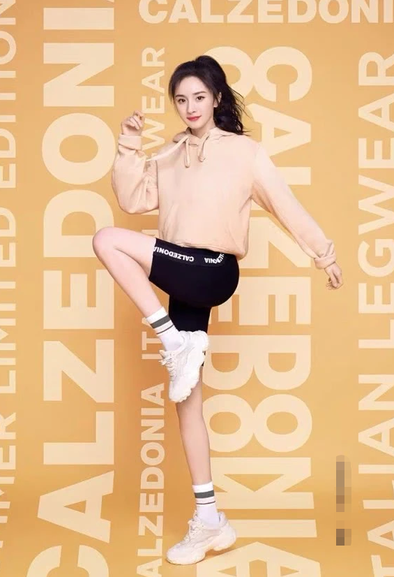 杨幂带火了"骑行裤",搭配上白袜后,腿意外成小花里最细的