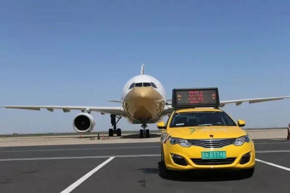 经测算,使用荣威e550替代原有的燃油引导车,节能减排效应明显,每车