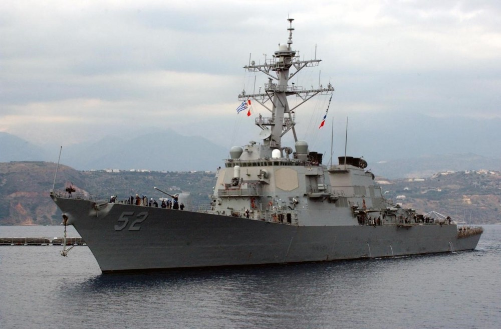 这两艘军舰就是同样舷号为52的巴里号导弹驱逐舰和邦克山号导弹巡洋舰