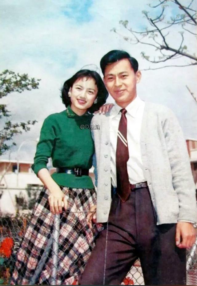 傅奇当年是香港长城电影公司最有名气的男明星之一,相貌英俊,憨厚朴实