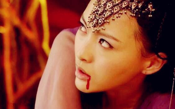 而吐血最美丽最仙的就要数"小仙女"刘亦菲了,脸上脏兮兮的,嘴角流着