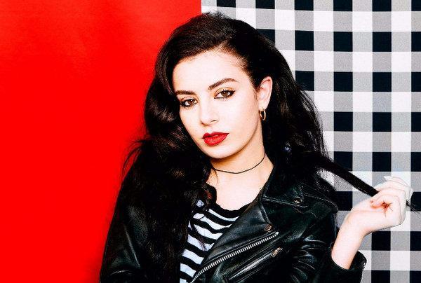 2,《boys》:《boys》由美国女歌手布兰妮-斯皮尔斯所演唱,它不仅仅在