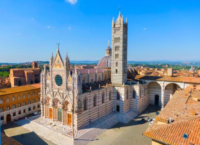 锡耶纳教堂.锡耶纳街道边的雕塑.萨卢斯蒂奥·班迪尼纪念雕塑.