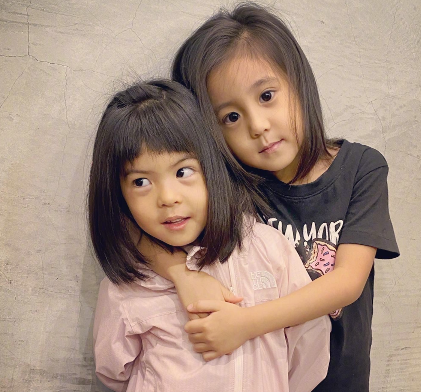 贾静雯晒女儿剪发照波妞颜值越来越可爱咘咘淑女气质十足