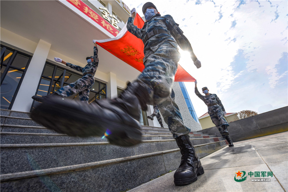 这支英雄连队举行新兵授枪仪式,见证军人专属成人礼!