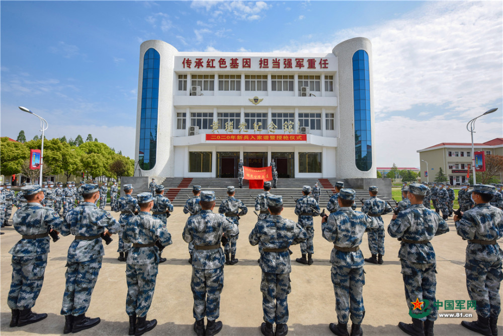 这支英雄连队举行新兵授枪仪式,见证军人专属成人礼!