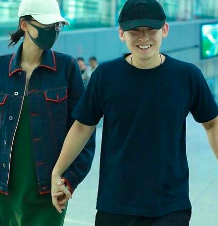 孙怡昔日怀孕超受宠董子健推行李牵老婆手走路还哄大福妈妈笑